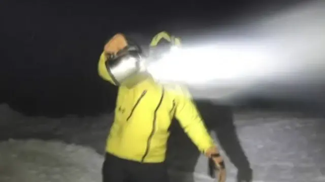 Un hombre produciendo nieve con agua hirviendo.