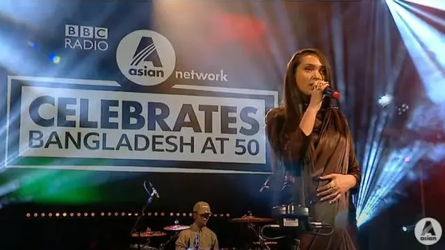 ২৬শে মার্চ বিবিসি এশিয়ান নেটওয়ার্কের লাইভ অনুষ্ঠানে প্রথমবারের মত বাংলা গান পরিবেশন করেন ২২ বছরের শিল্পী জয় ক্রুক্স