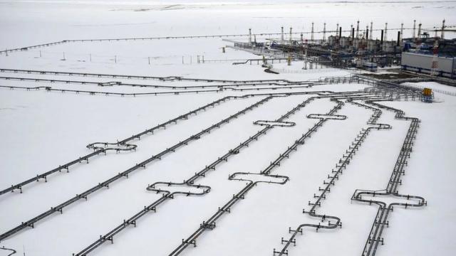 Dutos de óleo e gás saindo de um campo de petróleo na Sibéria