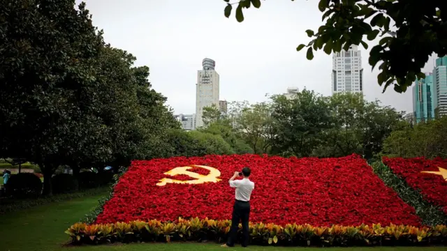 以鮮花拼成的中共旗幟