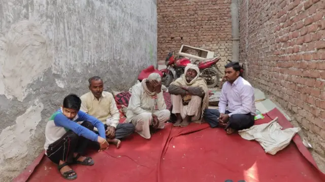 संजना के घर के बाहर बैठे कुछ रिश्तेदार