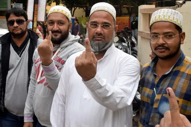 મતનો અધિકાર: રાજકોટમાં મત આપીને મતદાન મથકમાંથી સ્મિત સાથે બહાર આવેલા વહોરા સમાજના મતદારો