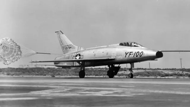 طائرة نفاثة من طراز قديم