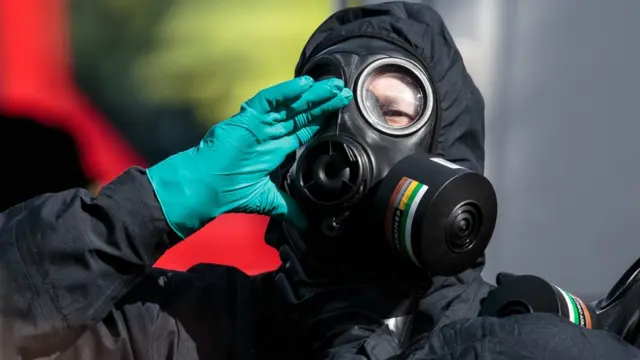 Полицейский в противогазе