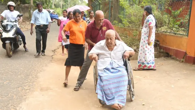 ආබාධිත පුද්ගලයන්ට සිය ජන්දය ප්‍රකාශ කිරීමේදී ගැටළු මතුව තිබුණ බව දක්නට ලැබිණ