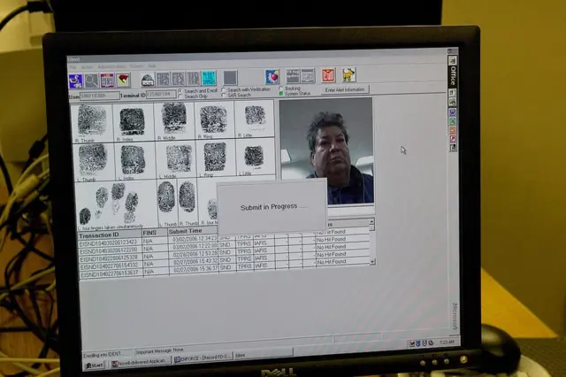 Verificando las huellas dactilares de un ciudadano mexicano, Nicolas Neri-Jorge, en San Diego, California, EE.UU.