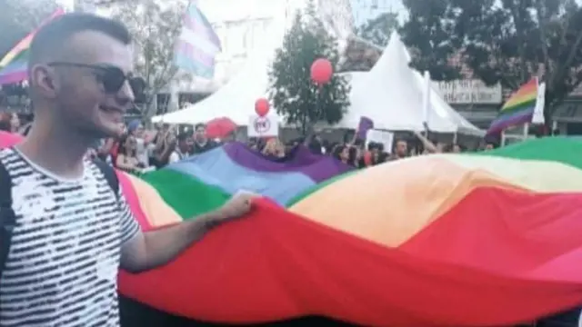 Momčilo je uz ovu fotografiju na Fejsbuku svim prijateljima javno rekao da je gej