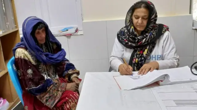 الطبيبة ليلى مع إحدى المريضات