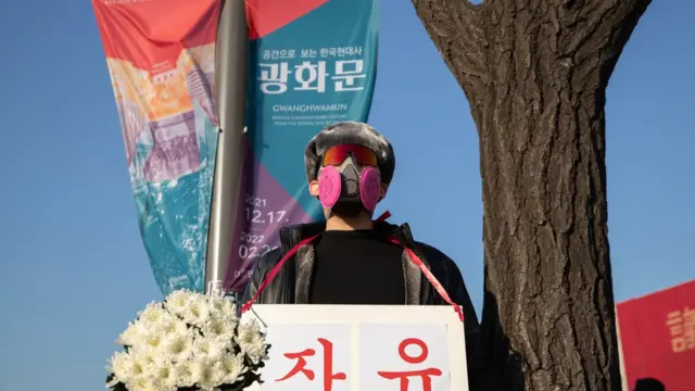 22일 오후 서울 종로구 광화문 시민열린마당에서 열린 전국자영업자비상대책위원회 총궐기 대회에서 한 자영업자가 자유가 적힌 피켓을 목에 걸고 서 있다