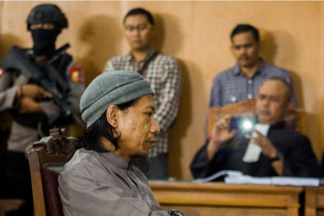 Aman Abdurrahman di persidangan, dituntut hukuman mati.