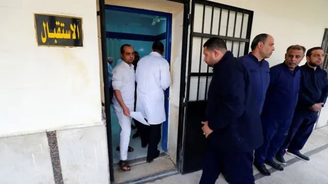 محتجزون ينتظرون دورهم لتلقي العلاج في عيادة سجن طرة في الضواحي الجنوبية للعاصمة المصرية القاهرة
