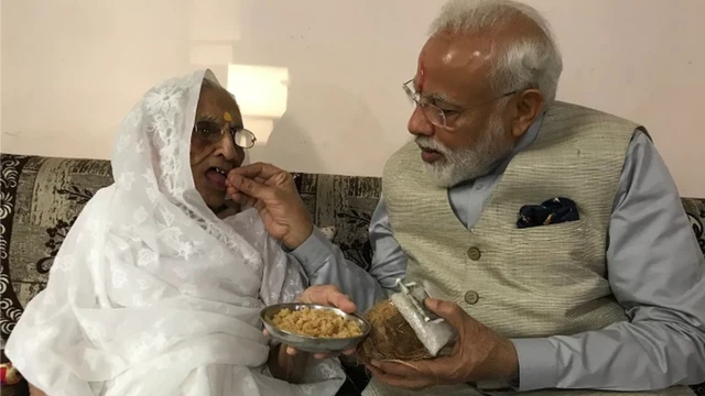 मां के साथ नरेंद्र मोदी