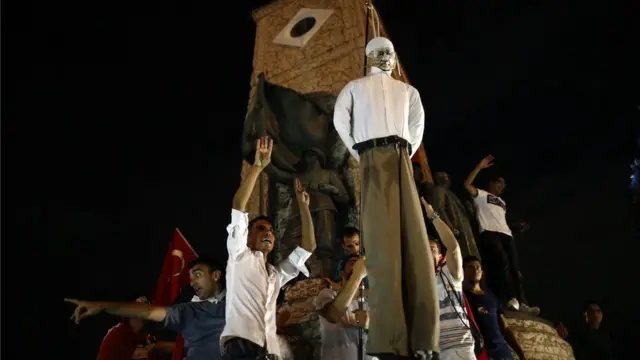 Darbe karşıtı protestolarda idam çarıları yapılıyor.