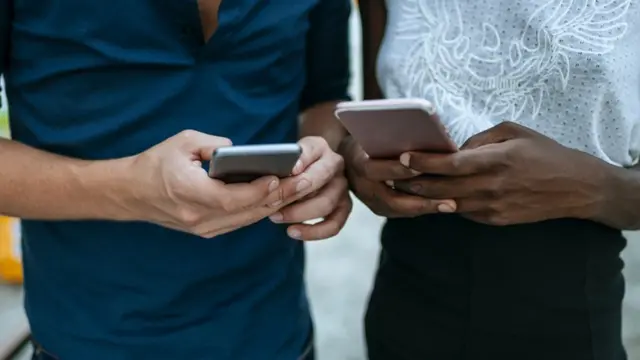 হ্যাকাররা এক্ষেত্রে হোয়াটসঅ্যাপের ভয়েসকল অপশন ব্যবহার করেছে।