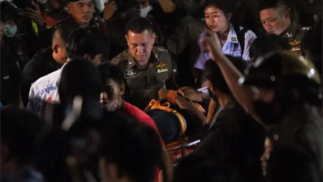 ไมค์นอนบนเปลพยาบาล ถูกหาม