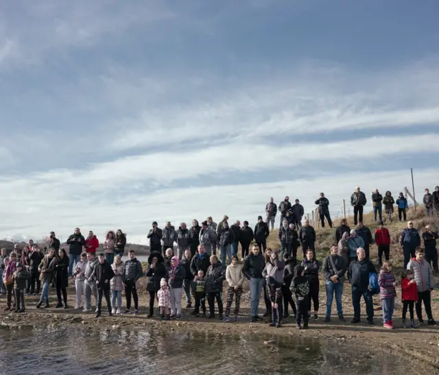 Na obali Markovačkog jezera okupili su se i vernici i posmatrači koji su došli da pozdrave učesnike.