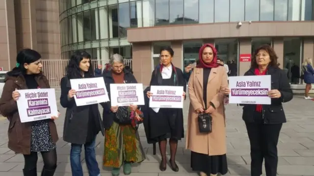 Merve Tula bir duruşma çıkışında konuşurken