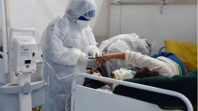 Umuganga ariko arafata umurwayi igipimo c'urugero rwa oxygene