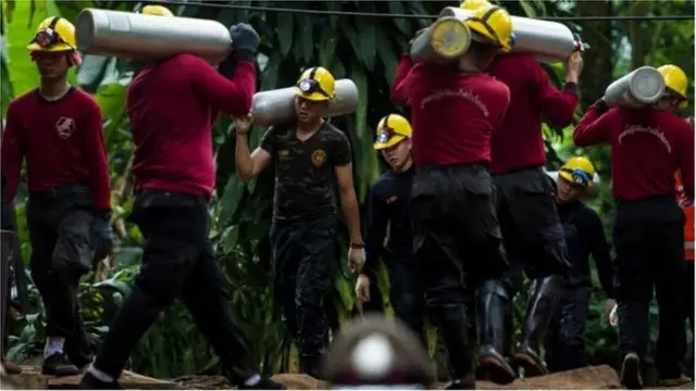 এয়ার ট্যাঙ্কগুলো প্রতিস্থাপন করার জন্য রবিবার রাতে উদ্ধার অভিযান স্থগিত করা হয়। সোমবার সকাল থেকে শুরু হয়।