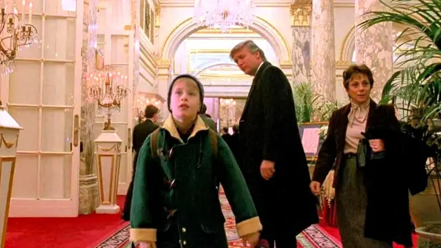 Трамп снимался и в кино: в фильме "Один дома-2: Затерянный в Нью-Йорке" он появляется в нью-йоркском отеле "Плаза"