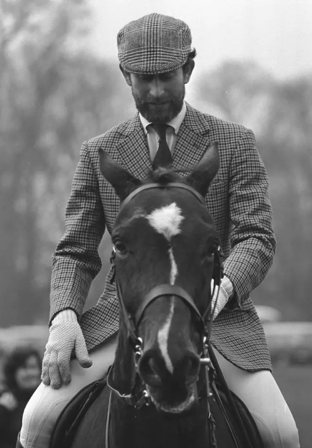 De visual novo, com barba, e sobre um cavalo, Charles participa do tradicional evento Badminton Horse Trials