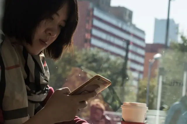 స్మార్ట్ ఫోన్ వాడుతున్న మహిళ