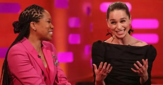 Emilia Clarke (kanan) dari Game of Thrones membicarakan larangan pengambilan foto saat pesta.