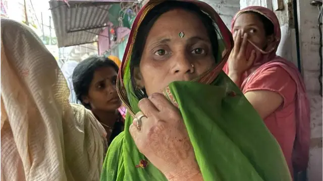 नीलम देवी का दावा है कि पुलिस उनके घर से उनके दोनों बेटों को उठा ले गई