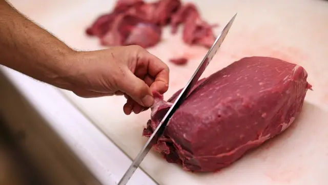 เพื่อสุขอนามัย ควรแยกเขียงที่ใช้หั่นเนื้อดิบ กับเขียงหั่นของประเภทอื่นออกจากกัน