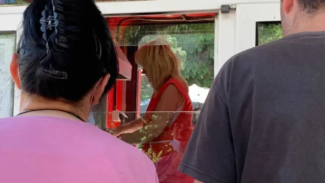 Provode radni dan bez klime u 10 kvadrata, a ipak s osmehom uslužuju