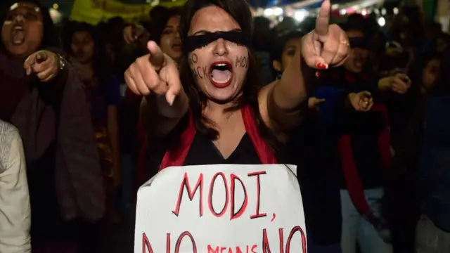 प्रदर्शनकारी महिला