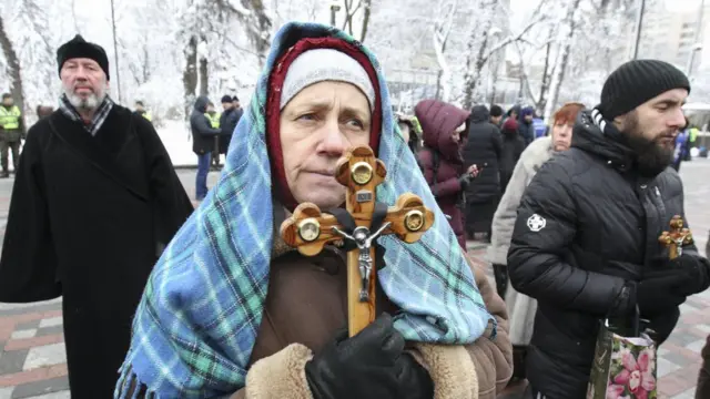 Прихожанка у здания Верховной рады