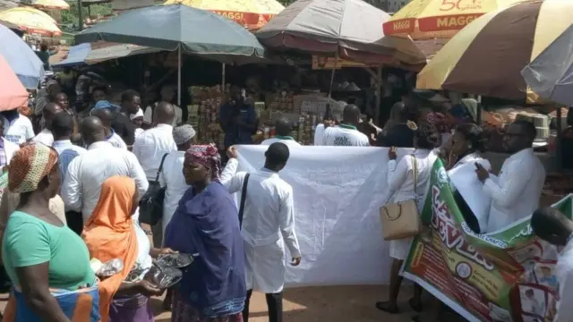 Awọn dokita bẹrẹ iwọde itaniji ni aarin ọja