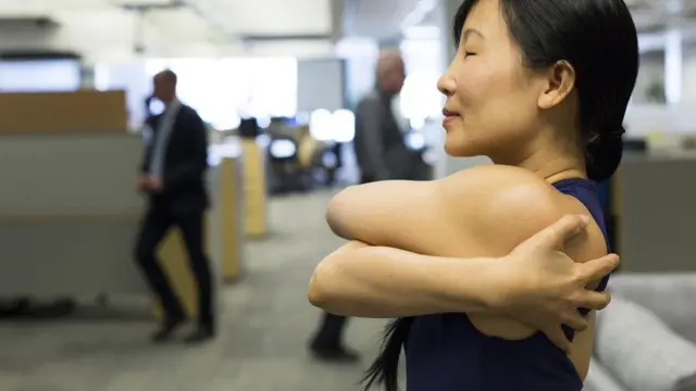 مدربة لياقة بدنية تعلم الموظفين أساليب اليوغا في مدينة تورنتو بكندا