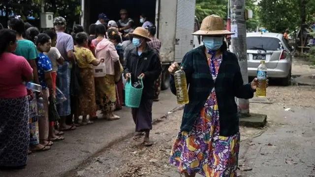 ပြင်ပဈေးကွက်မှာတော့ စားအုန်းဆီတစ်ပိဿာကို ကျပ် ၁၂၀၀၀ နဲ့ ၁၃၀၀၀ကြားအထိ ဈေးပေါက်နေတယ်