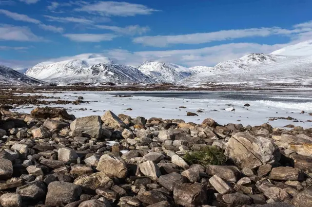 லாக் கிளாஸ்காமேக்கின் மேற்கு பகுதியில் இருந்து ஜிம் மெக்டொனால்டின் என்ற கலைஞரால் எடுக்கப்பட்ட புகைப்படம் இது.