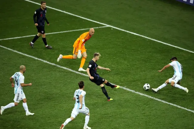 El gol que terminó de mostrar todos los males de Argentina ya en tiempo de descuento. Rakitic dispara con la Albiceleste completamente perdida en el campo.