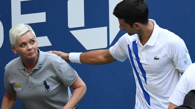 جوکوویچ به طور غیر عمد توپ را به یکی از داوران خط کوبید و از مسابقات اخراج شد