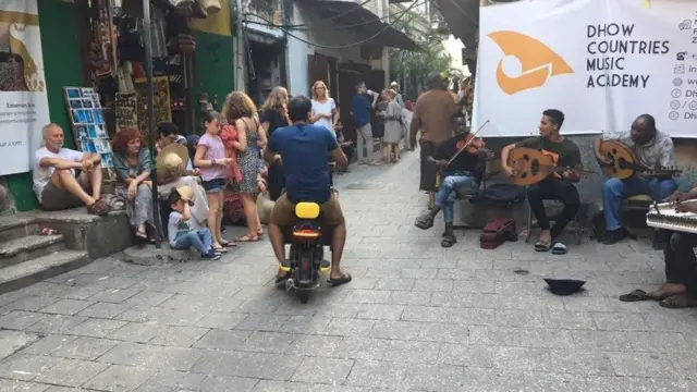 Taarifa kutoka ofisi ya Makamu wa Rais Zanzibar ilitanga hatua zingine za ziada ikiwa ni pamoja na wageni wote na wenyeji watakaoingiua Zanzibar kutengwa