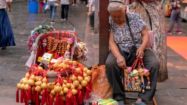 One old woman dey sell for street