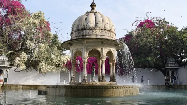 उदयपुर की सहेलियों की बाड़ी का फव्वारा