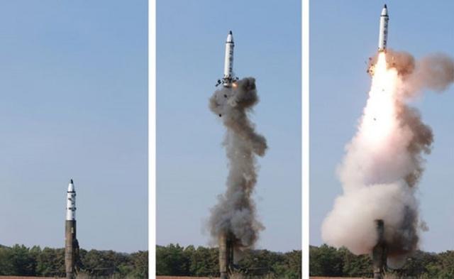 朝鮮労働党中央委員会の機関紙「労働新聞」は21日、ミサイル発射の3段階だという写真を掲載した