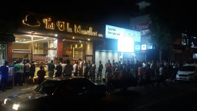 Diyarbakır'da halk ekmek fırınlarına koştu.