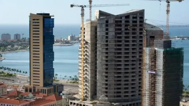 अंगोलाची अर्थव्यवस्था तेलामुळे वाढीला लागली.