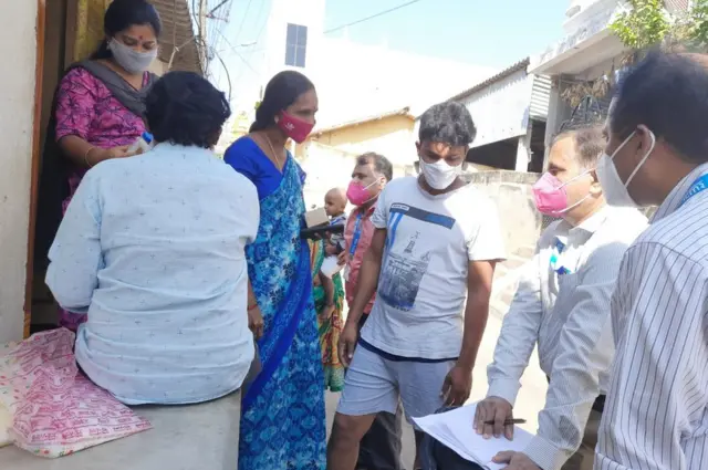 ఏలూరులో శాంపిల్స్ సేకరిస్తున్న నిపుణులు