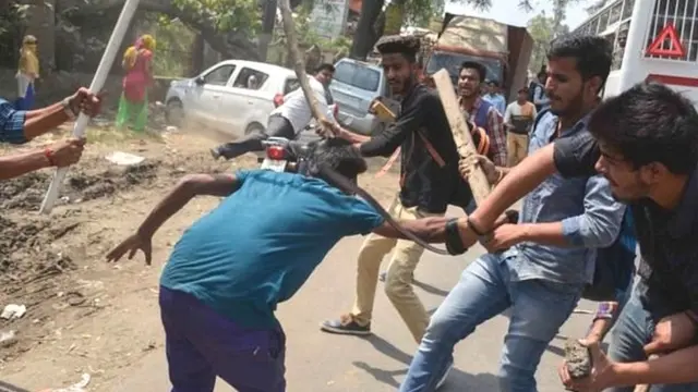 ਮੇਰਠ ਵਿੱਚ ਭਾਰਤ ਬੰਦ ਦੇ ਹਮਾਇਤੀਆਂ ਨੂੰ ਕੁੱਟਦੇ ਕੁਝ ਨੌਜਵਾਨ