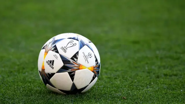 Bọọlu wa lori papa