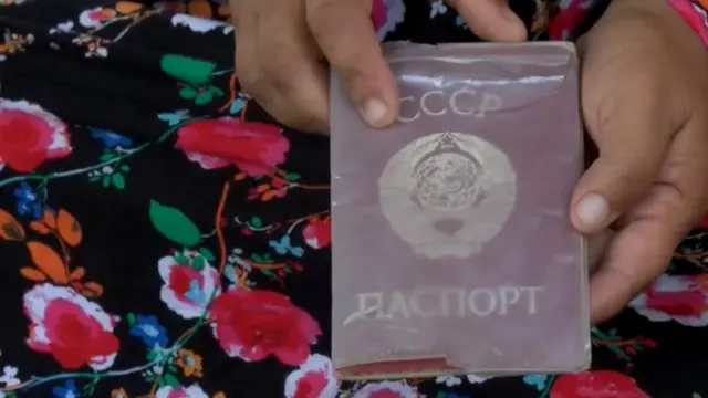 Совет паспортини ушлаб турган ўзбек аёли