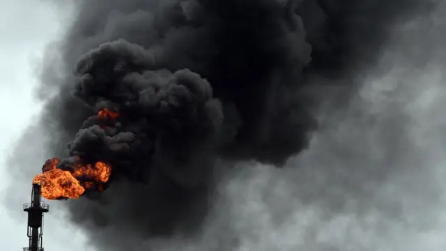 Eefin ati ina n ru jade ni ibudo ipọnpo kan