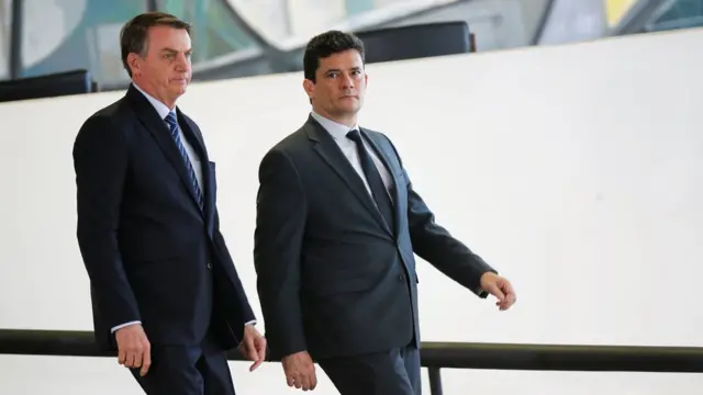 Bolsonaro e Moro descem rampa no Palácio do Planalto